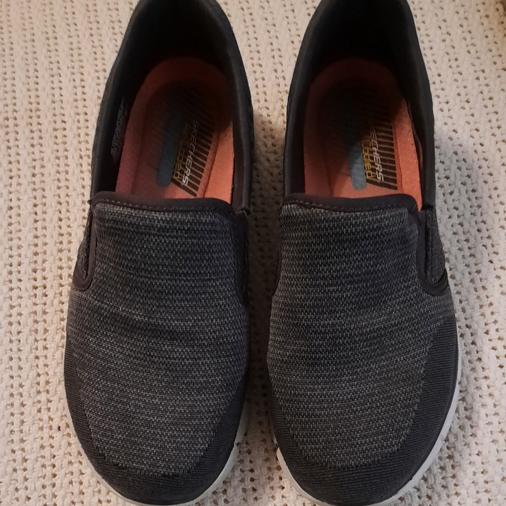 EUC Women's Skecher's size 7.5